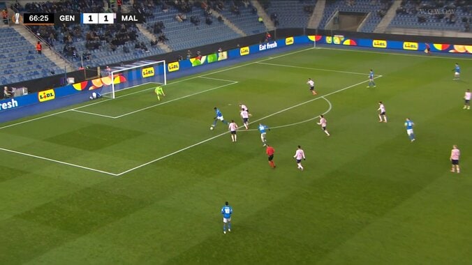 「え、入ってないの？」伊東純也、魂の“低空”ダイビングヘッド弾！「顔大丈夫？」「キーパーよく止めたわ」完璧ミートも“ライン上の神セーブ”にファン溜息 5枚目