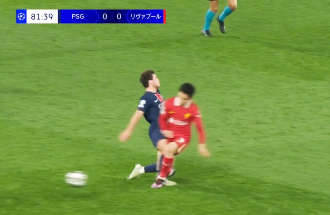 対人最強！ 遠藤航の“爆速カバーリング＆潰し”にファン衝撃「ネガトラの鬼」「ちょっと泣いた」「飯３杯は食える」PSG新星を吹っ飛ばした瞬間 2枚目