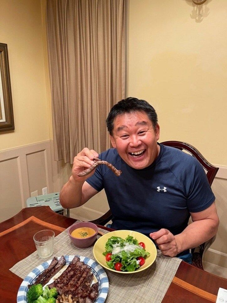  花田虎上、自宅で600gのステーキを堪能「大きな肉」「大満足ですね」の声 