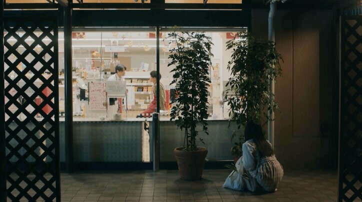 バイトと不倫中のスーパー店長…車内で抱擁し囁く愛の言葉に違和感「デートはできないけど…」『泥濘の食卓』