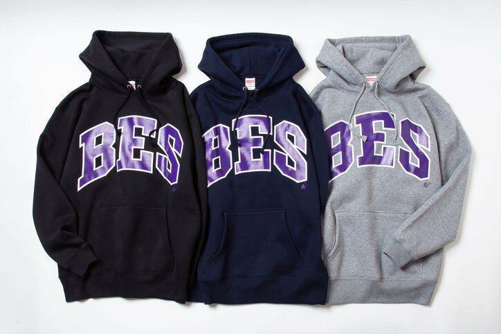 SCARS / SWANKY SWIPEとしての活動でも知られるシーン最高峰のラッパー、BESのパーカーが完全限定で発売。LookのモデルはBESと盟友I-DeA、そしてBIMが担当。
