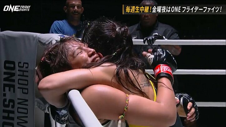 「連続のヒジ、連続のチュー」ツンデレすぎる美女ファイターに実況衝撃 「サイコパスを感じる」「ギャップ凄すぎて笑える」ファン騒然