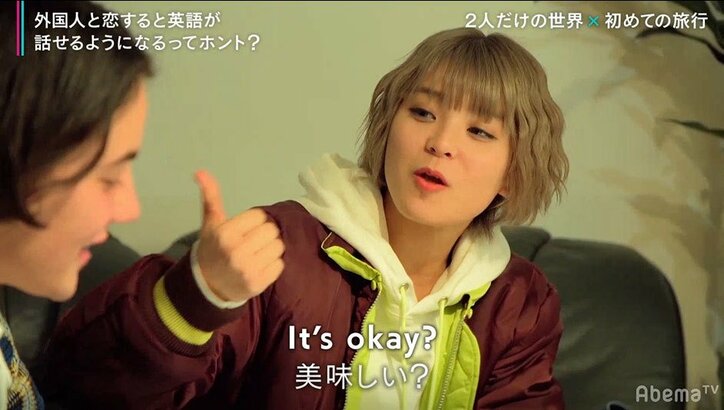 イケメン外国人が手料理を披露！卵を片手で割る姿に女性陣メロメロ