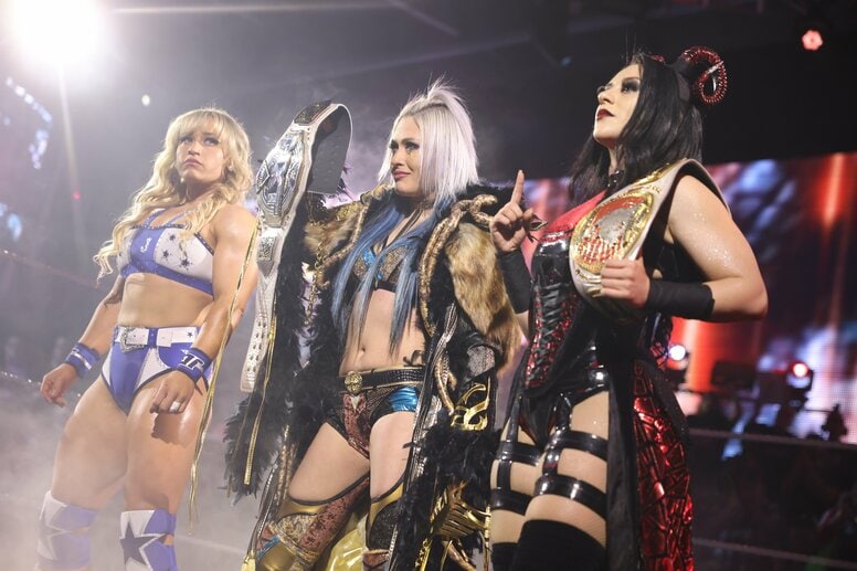 話題のジュリア“顔面スタンプ”を公式も解禁！ 衝撃パフォーマンスにファン大興奮「日本時代のジュリアがチラッと顔を出した」