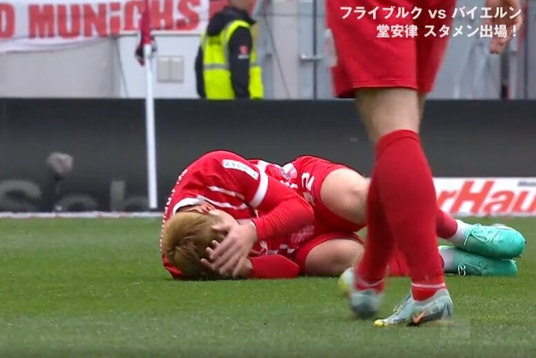 「頭から流血？」堂安律に危険すぎる“顔面キック”が直撃！ あわや重症、ファウルなしにファンも激怒