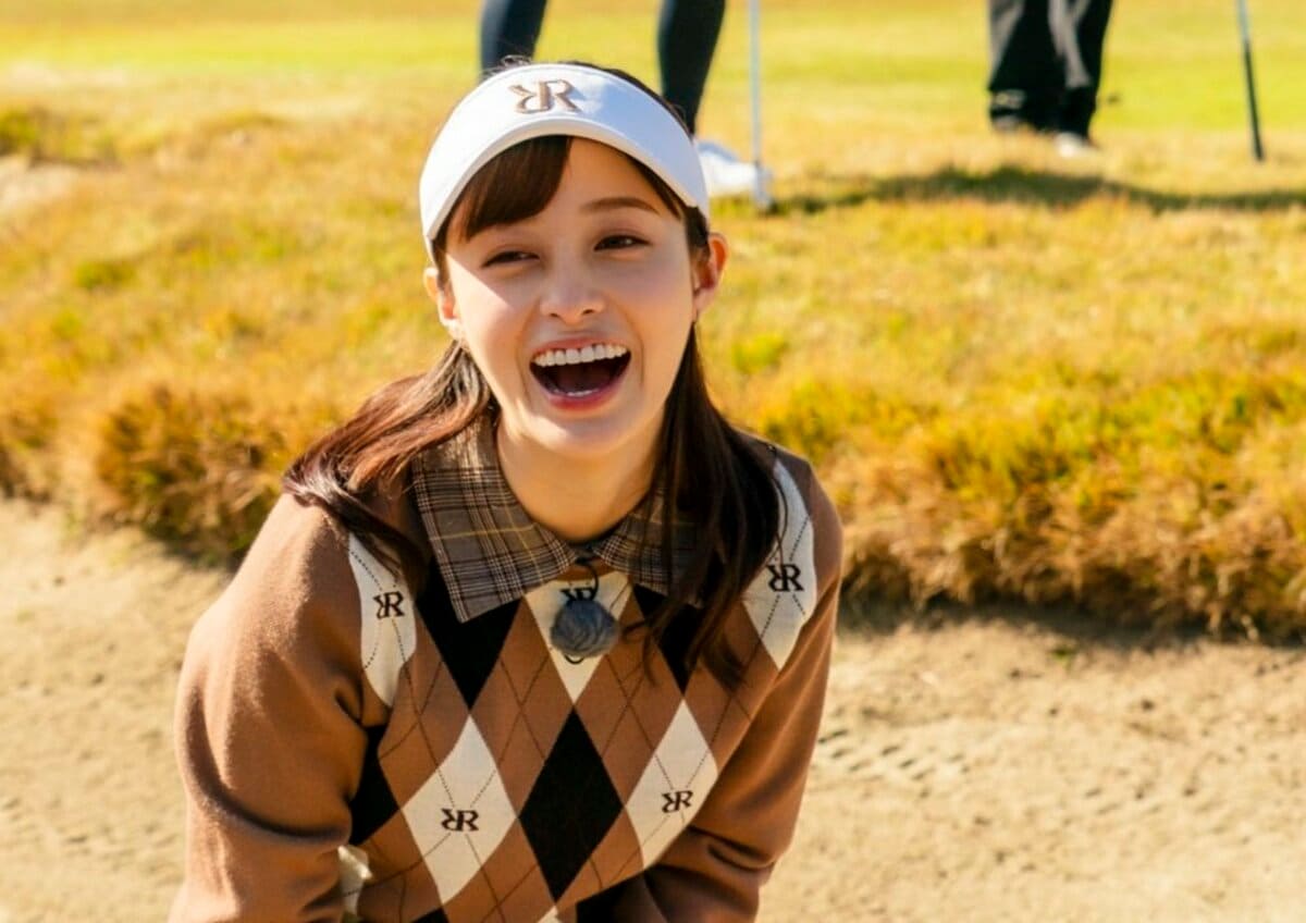 上手すぎる！橋本環奈の“完璧”バンカーショットに大歓声！「勝ち見えた