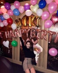 「Happy Birthday！」「笑顔が魅力的すぎ」Niki、24歳のバーステーショットにお祝いコメント続々