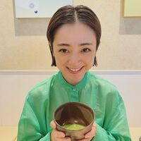 安達祐実の抹茶を抱えた“にっこりショット”に称賛の声「素敵な笑顔に癒された」「ずっと可愛いまま」
