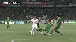 「なんでこれがノーハンド？」シュートブロックでボールが肘に当たるもノーファウル「そんなのありなん？」「そこ以外に手の置き場ないし」ファンの意見は真っ二つ