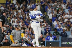 一体、何が起きた…！？ 大谷翔平に「ドン引き」衝撃の3発… “逆方向豪快弾”に捕手が動けなくなる「トラウマだろ」「無慈悲すぎる」