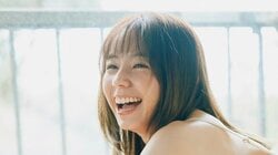 “デビュー22周年”小池里奈、ひなびた温泉宿を舞台に妖艶グラビア 『FLASH』登場