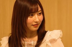 レジェンドセクシー女優、美脚あらわなミニスカ姿でベッドへ…年下男子と2人きりに「緊張する」 