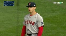 勢い余って頭からダイブ！？吉田正尚の同僚外野手がピンチを救う“アクロバットバックホーム”