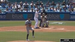 「ビビってる？」 大谷翔平には投げたくない…？ 相手投手が“不自然な動き”「そりゃそうなる」「怖すぎだろw」 解説者も思わず同情