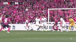 「えっぐいゴラッソ」191cm大型FWの“豪快オーバーヘッド弾”にファン驚愕「これはもうズラタン」守備陣呆然の圧巻バイシクルシュート