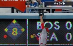 「大谷もきっと喜んでる」「大谷の分も俺が打つって感じ」 超激レア！数センチの“ギリギリ弾”が着弾する瞬間　“大谷翔平ファンの強打者”が放った珍ホームラン