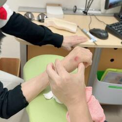  小柳ルミ子、骨折した右手小指の経過観察の結果を明かす「心配です」「お大事に」の声 