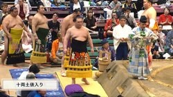 力士の隙間から着物姿の美人女優が“チラリ、チラリ” 十両土俵入りで“ただならぬ”存在感と気品