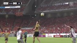 「首どうなってんねん」「エグいわ」名古屋ユンカー、とんでもない“首捻り”でほぼ180度?強烈ヘッド弾炸裂！クロスバー直撃→連続シュートで今季初ゴールの瞬間