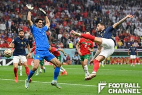 身体能力高すぎ！ フランス代表DFのゴールが凄い！ 上手く相手GKをかわしたアクロバット弾