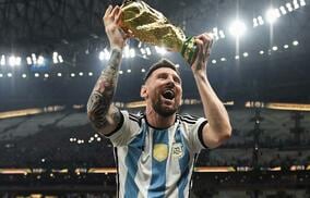 W杯トロフィーを掲げるメッシがインスタで最も「いいね」を獲得した投稿に！悲願達成にファンも大喜び