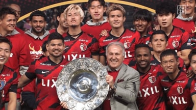 感動！神様ジーコ（72歳）がサプライズ登場！「アントラーズにとっていつまでもお父さん」「溜めるタイプやった笑」鹿島の優勝セレモニーでシャーレリフト