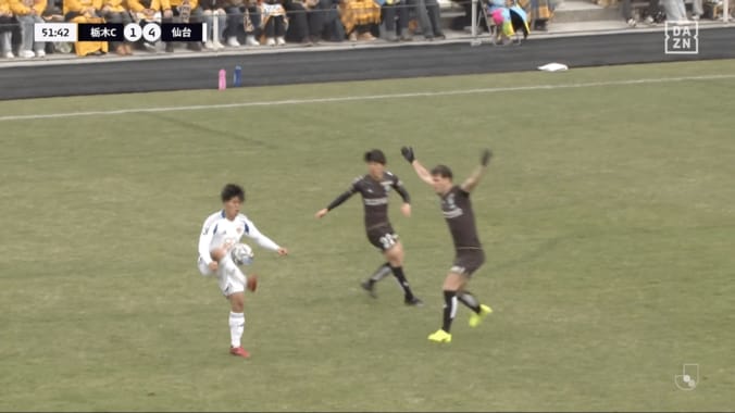 「本当に18歳か？」高校生FWが“神トラップ→25mループ”の衝撃弾！「バケモノルーキー」古屋歩夢がネイマール彷彿のプロ初得点 3枚目