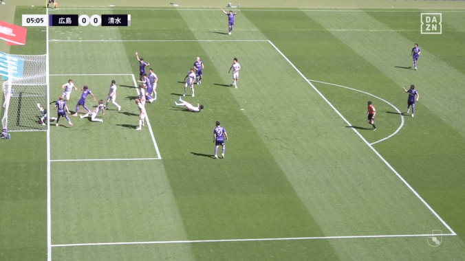 「また誤審ですか…」「入ってません」広島vs清水の“ノーゴール判定”でSNS大論争！ゴールライン上の判別困難シーン 3枚目