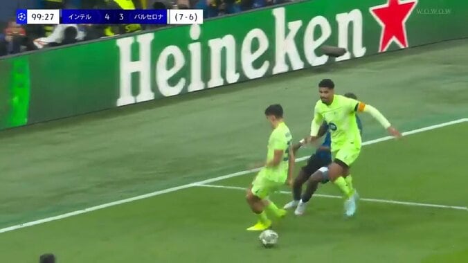 魂の一撃でバルサを撃破「英雄だ」「サッカーの神様がいる」GK硬直のワンフェイク＆ピンポイントコントロールショットにスタジアム大熱狂【CL準決勝】 5枚目