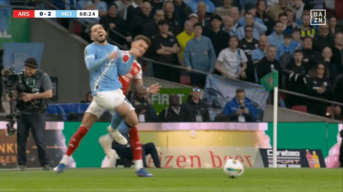 挑発かエンタメか？シティ10番の“魅せるリフティング”に賛否両論！「無礼だ」「遊びは大事」アーセナルDFは怒りの体当たり→名将は呆れ顔 4枚目