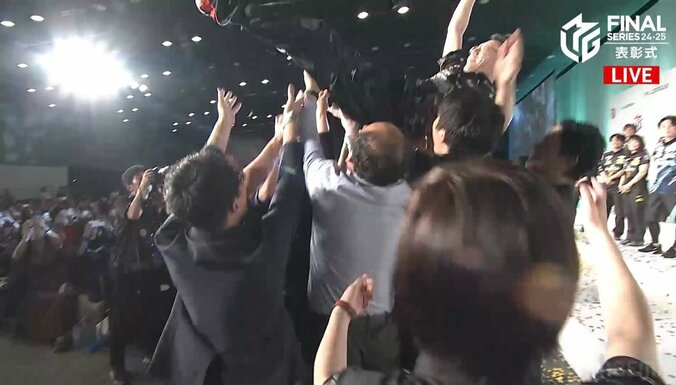 【写真・画像】近藤誠一が胴上げで高く舞い上がった！ 今期で監督を退任…選手との約束果たす歓喜の胴上げ「やっぱり誠一さんよ！」「恒例になりそう」／麻雀・Mリーグ　2枚目