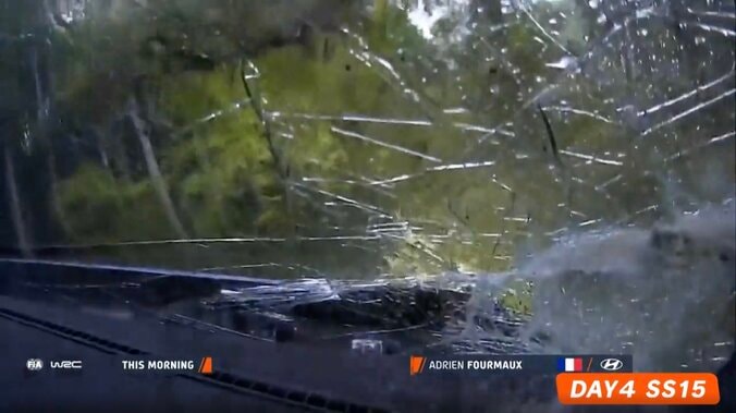 ラリージャパンで大波乱、雨の最終日に衝撃事故  「ドアが完全に外れた状態で到達」公式Xも驚きを持って伝える 3枚目