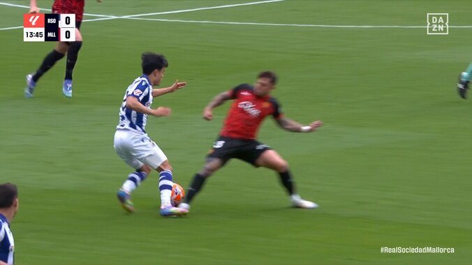 ふざけるなよ！久保建英の体を狙った悪質過ぎる強烈タックル！「これでカードなしかよ！」プロレス並みガッツリ体当たりでぶっ飛ばされた瞬間 4枚目