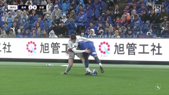 「やばくないか」元得点王の負傷交代にファン騒然「脱臼？」長崎FWが接触転倒→肩を押さえて悶絶「手をついた時の形が…」 4枚目