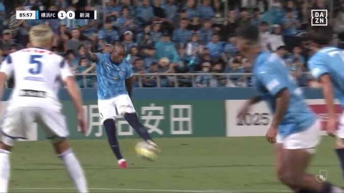 「なんこれ」衝撃の規格外ミドルにSNS沸騰「ニアにぶち込むのやばい」「環境破壊」最強助っ人のありえないスーパーゴラッソの瞬間 5枚目