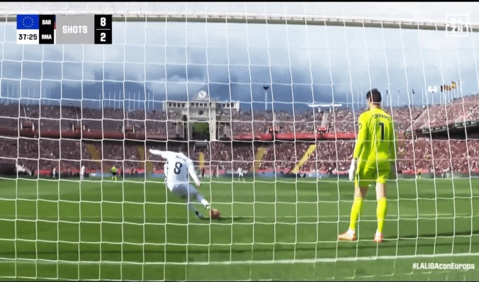 【写真・画像】「レッドカードだろ！」「普通に暴力…」マドリードDFの“超危険タックル”にバルサ主将が激怒「荒いだけ」「アフターで蹴った」クラシコで一触即発→SNSも大荒れ　1枚目