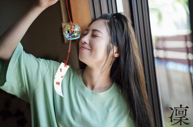 【写真・画像】Peel the Apple・浅原凜1st写真集、“メルヘン＆ショートパンツ”の裏表紙カバーが公開　1枚目