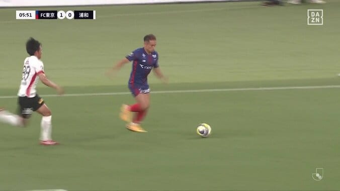 一体何した? 38歳 長友佑都のピンポイントクロスにSNS騒然「地球人の限界超えてます」「全盛期のクロス」“格の違い”をみせつける超絶アシストの瞬間 3枚目