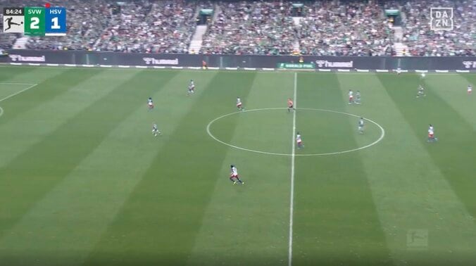 何が起きた…！？ 菅原由勢、ロングボールで“まさかの展開”「上手いな」「キレキレやな」50メートル級サイドチェンジ→相手DFのカードを誘発？ 3枚目