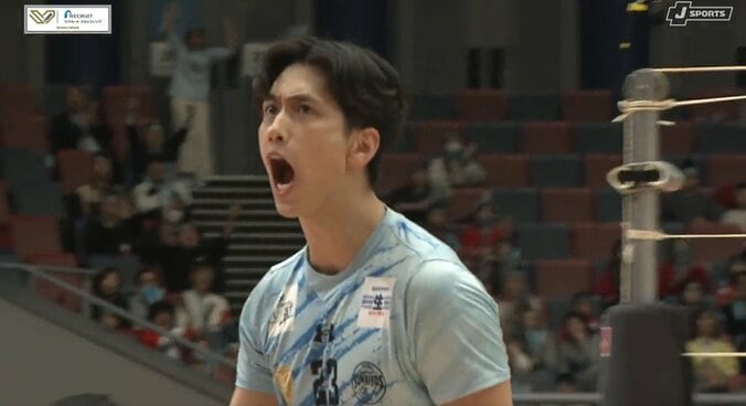 男子バレーで魔球サーブ 揺れて「落ちない？」相手選手が床をバシバシ叩いて悔しがる 5枚目