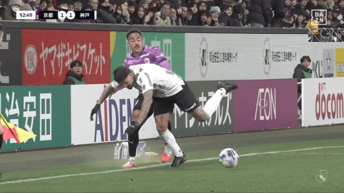 「投げ飛ばした」「先にボールに触ってる」Jリーグで“物議を醸す判定”京都FWと神戸DFの接触でSNS紛糾「どっちとも取れる」 4枚目