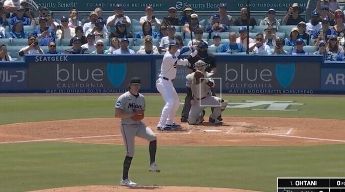 【写真・画像】誰にメッセージ…？ 大谷翔平、一瞬見せた“謎のサイン”「どうした」「なんか言ってる」 誰かイジった？打席前の“動き”が話題に　1枚目