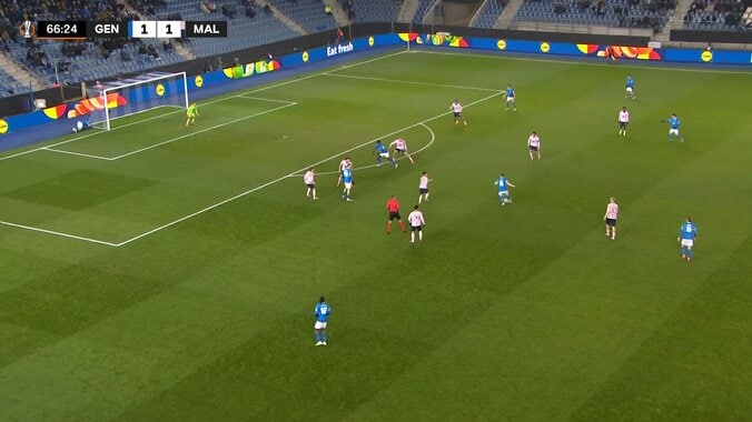 「え、入ってないの？」伊東純也、魂の“低空”ダイビングヘッド弾！「顔大丈夫？」「キーパーよく止めたわ」完璧ミートも“ライン上の神セーブ”にファン溜息 3枚目