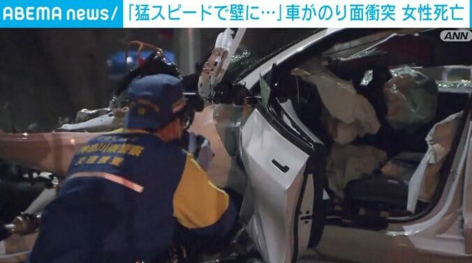 大破した乗用車