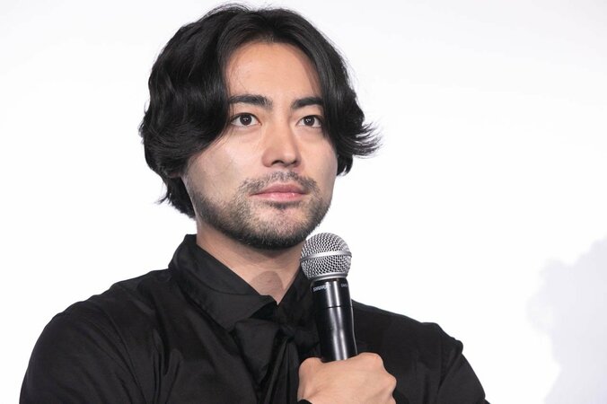 「ノーパンで着てみた」山田孝之、衝撃のセクシーショットにツッコミの嵐「情報量の多い写真」「ただの変態孝之可愛い」 1枚目