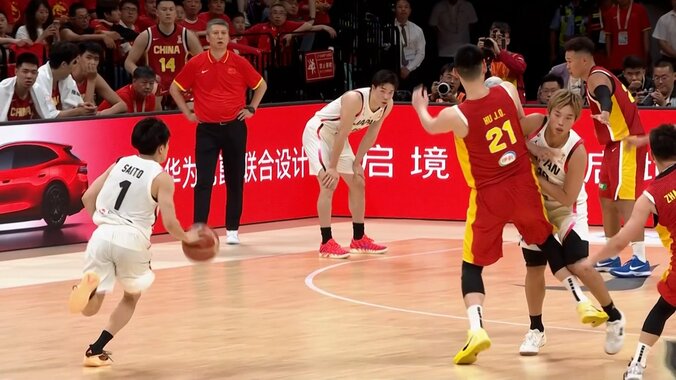 「何てことするんだ！」中国巨漢の“膝”が日本SGの下腹部直撃…「なんでファウル…」「ゾッとする」悶絶姿＆判定にファン騒然【バスケW杯予選】 5枚目