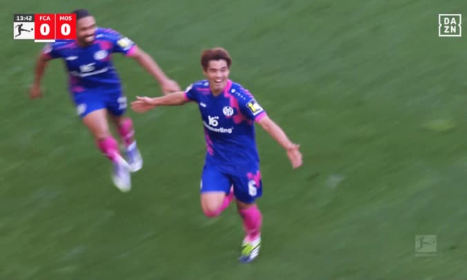 初ゴールに歓喜する佐野海舟