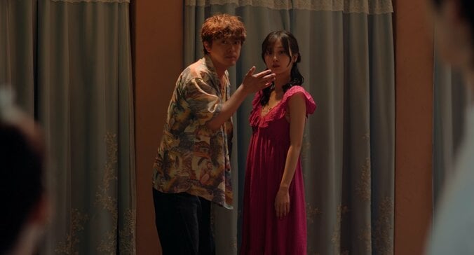 【写真・画像】「え！？そこ！？」「こっちかーーーい！」 まさかの2人の“キスシーン”に視聴者驚き 『バカンスの法則』第13話　1枚目