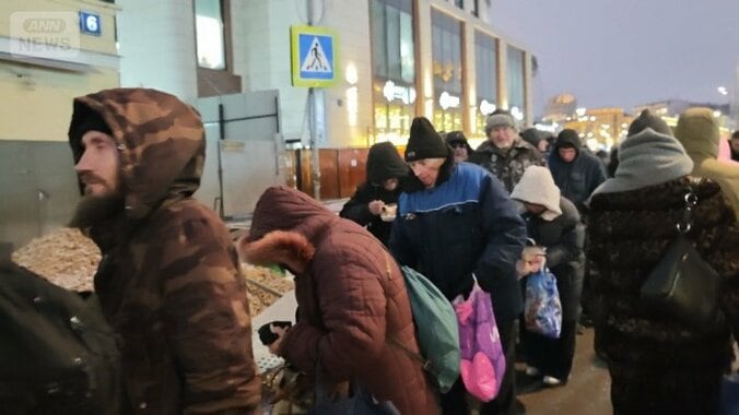 12月のモスクワ。配給を受ける人びとの列が続く