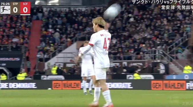 【写真・画像】うめえええ！ 堂安律、“神ステップ”に「ドン引き」 相手DFがフリーズ→“タメ”を作る絶妙キープ… スタジアム騒然「上手すぎ」 「最高」　1枚目